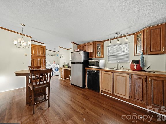 4th image of 109 10th St NE