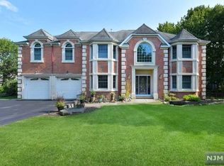 8 Scenic Ct, Ramsey, NJ 07446