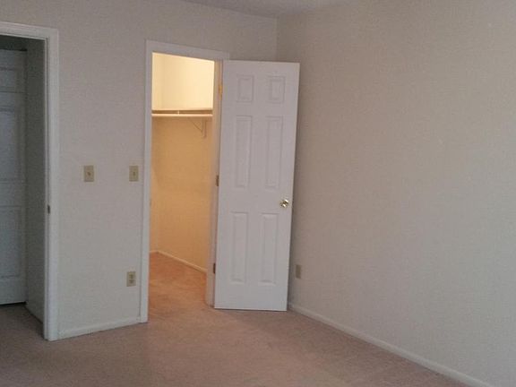 Bedroom w/ walk in closet
