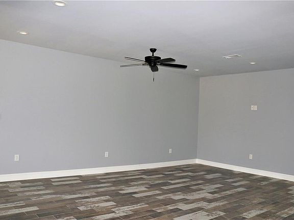 4th image of 829 E Davis Ave