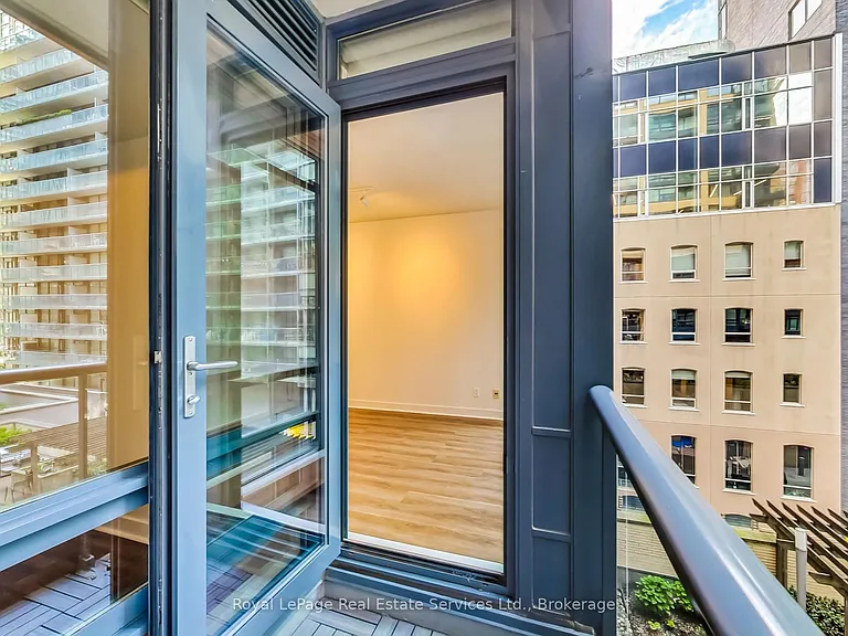 438 King St W #402 — Photo 18