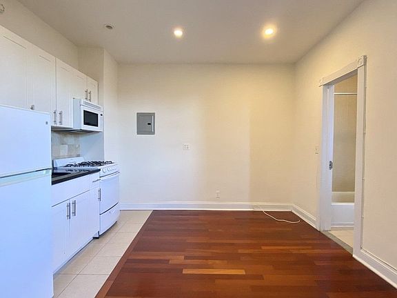 4th image of 568 Pacific St APT 4F