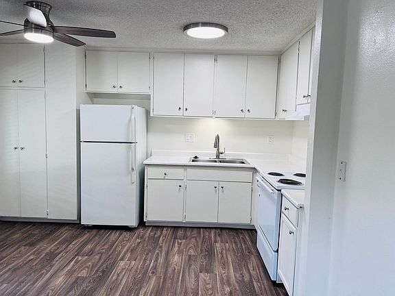 3rd image of 1037 E Lexington Ave #E39