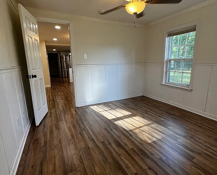 215 S Skinner Ave — Photo 5