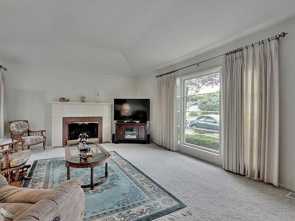 3rd image of 590 Camino Dr