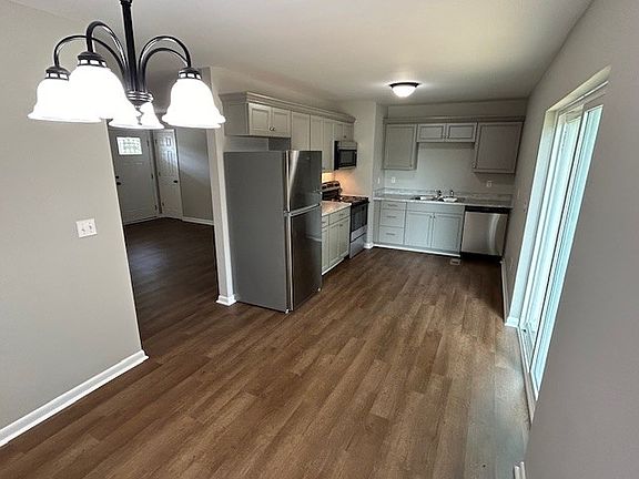 5th image of 113 Lowell Dr W