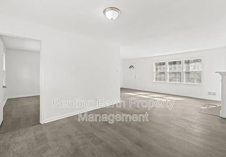 805 Vanderbilt St — Photo 5
