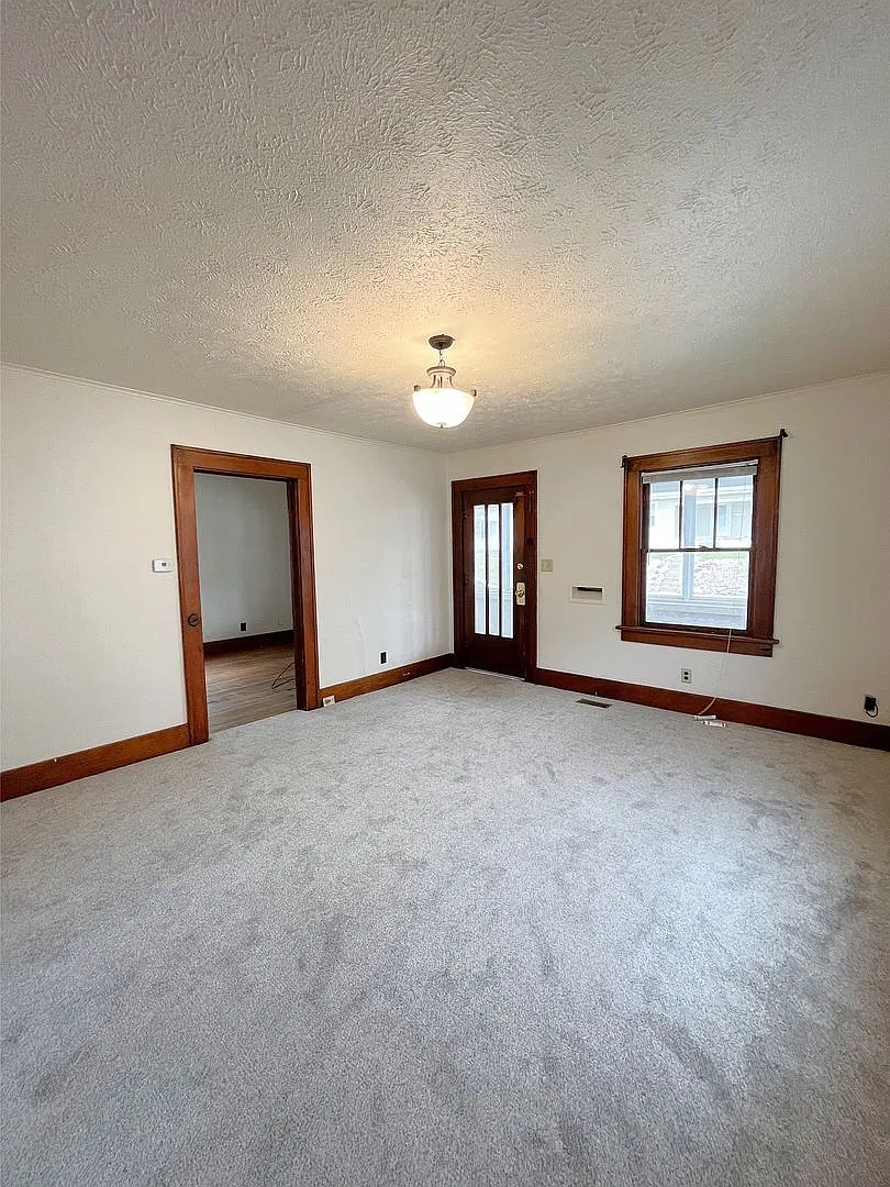 3 Bedroom Home W/ Detached Garage! — Photo 4