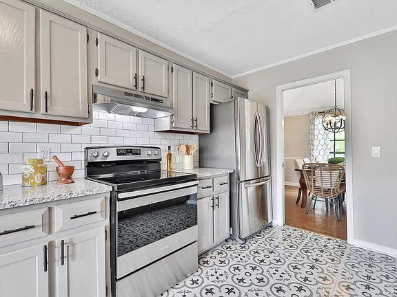 4th image of 2423 Stonebridge Dr