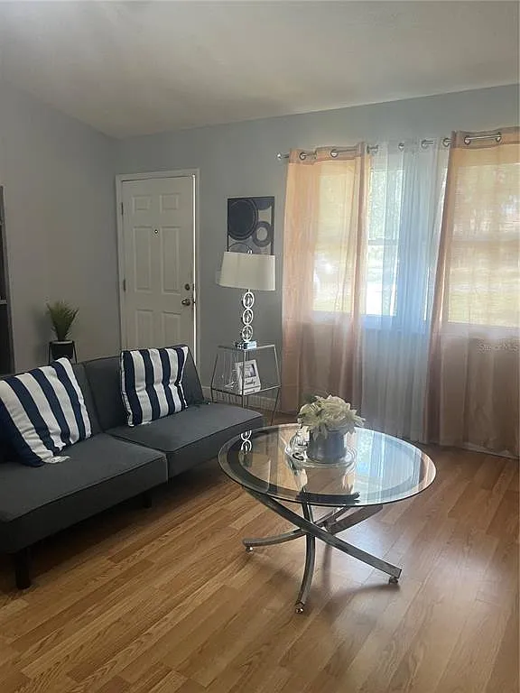 2 bed, 1.0 bath, 880 sqft, $1,595 — Photo 2