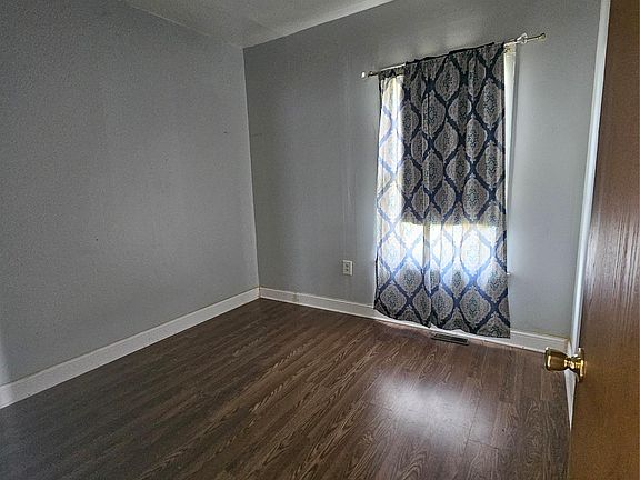 3rd image of 2027 Burnside St