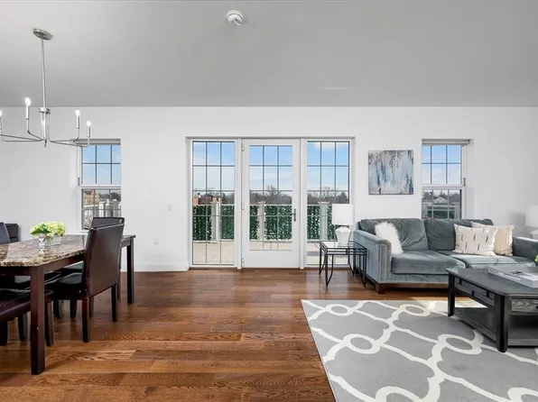 10 Byron Place #PH712, Larchmont, NY 10538