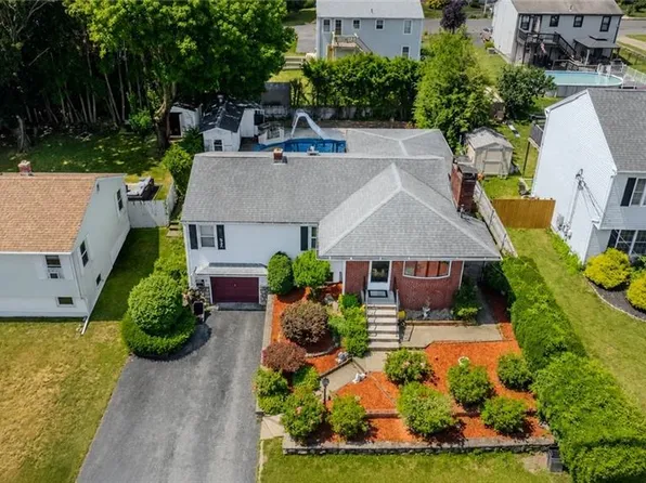 8 Flanders St, Johnston, RI 02919