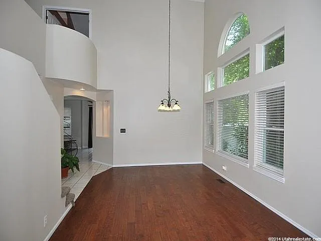 425 E Crown Pointe Dr — Photo 4
