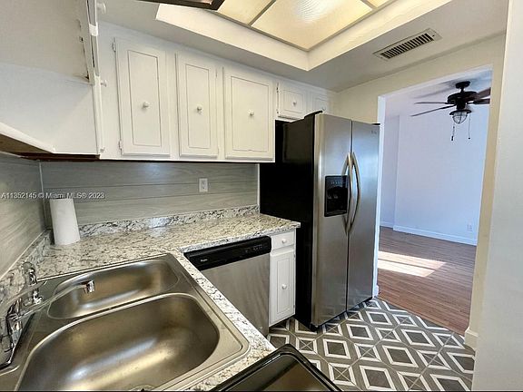 5th image of 1535 SE 15th St APT 202