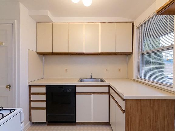 3rd image of 3419 Richard St