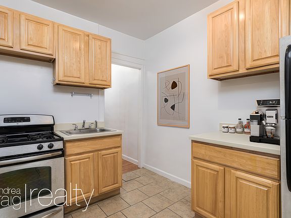 3rd image of 440 Saint Johns Pl APT 2