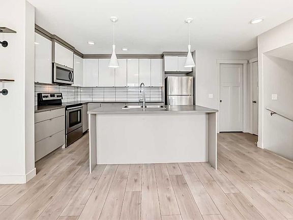 5th image of 709 W Skyview Ranch Grv NE