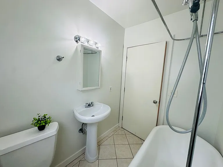 Urban Oasis! North Oakland 58th St Garden Apartments — Photo 9