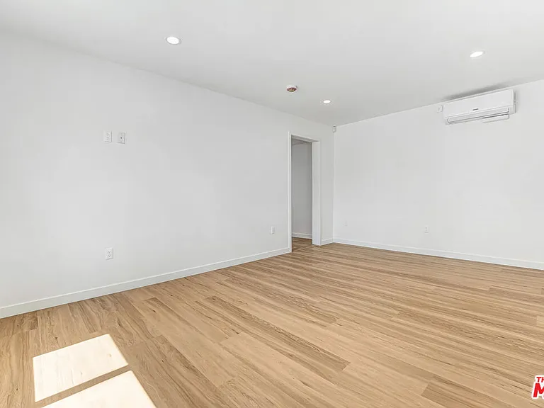 2615 Carmona Ave — Photo 5