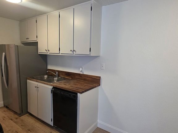 3rd image of 4608 Neil Rd Unit 212