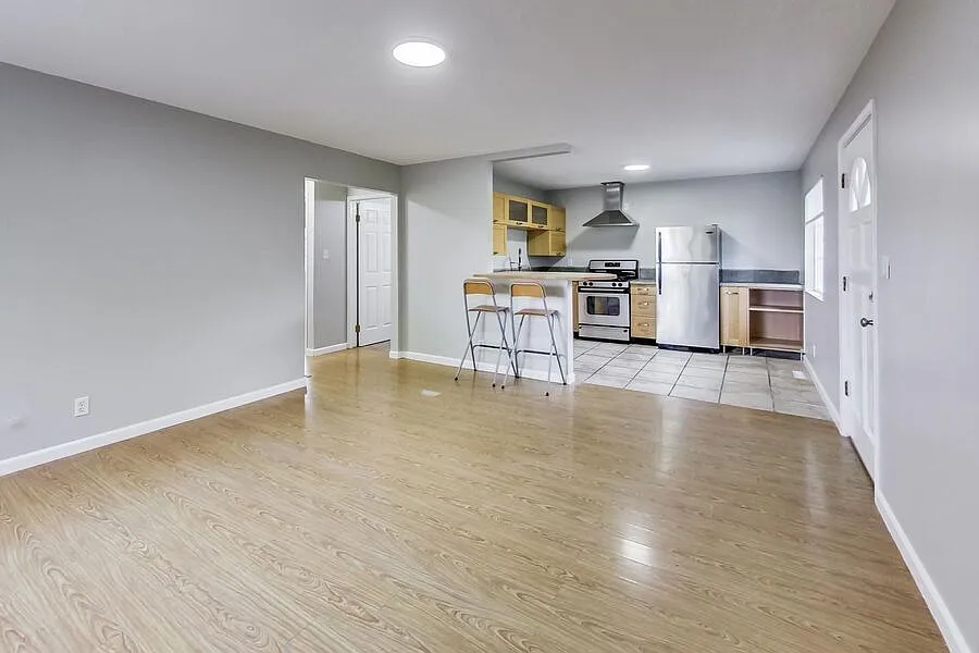 Modern and Sunny 2 Bedroom apartment ! — Photo 2