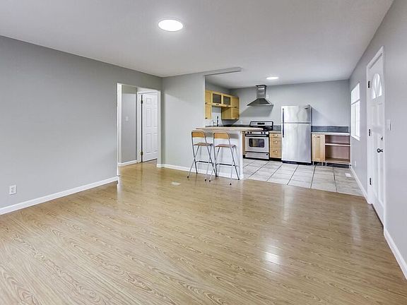 2nd image of 989 Vermont St #3