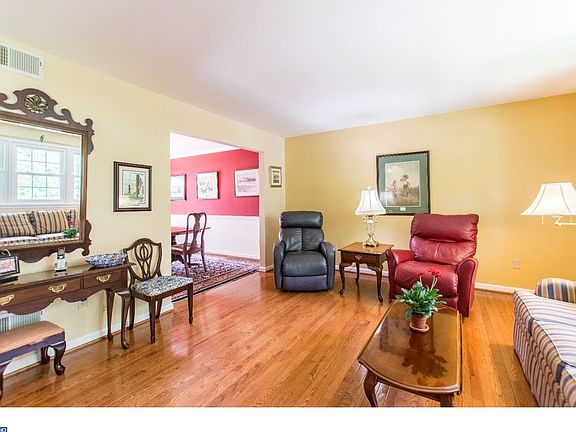 4th image of 610 Oak Ave
