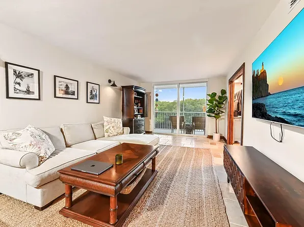 689 NE 6th Ct, Boynton Beach, FL