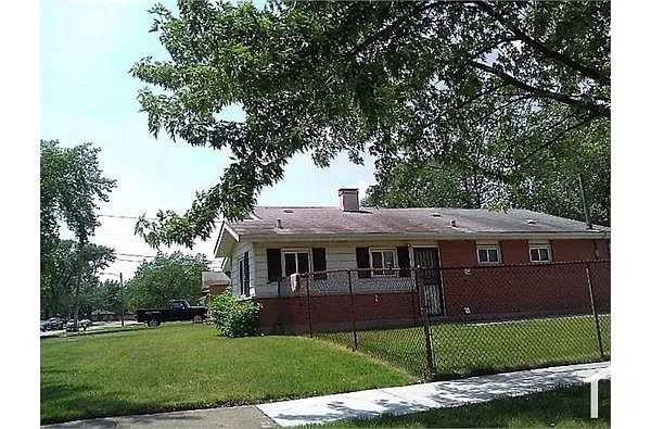 900 163rd St photo 1