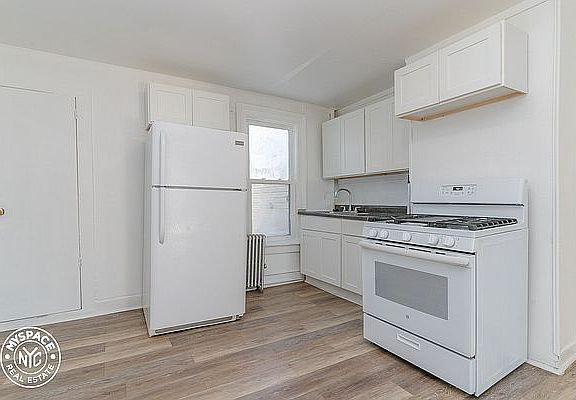 4th image of 2421 Dean St #9