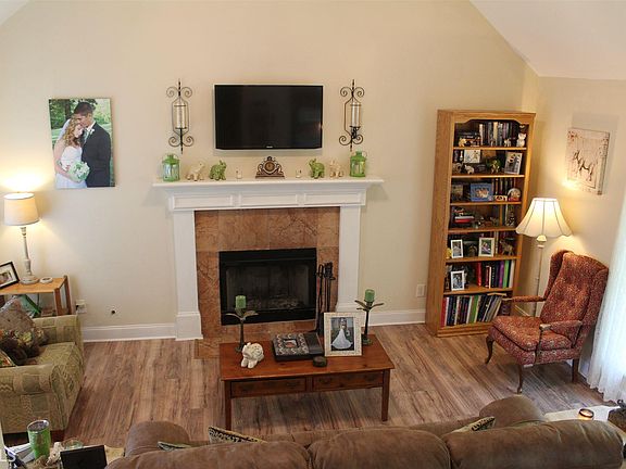 3rd image of 147 Kensington Dr