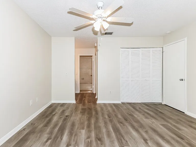 304 Lakeview Dr E — Photo 10
