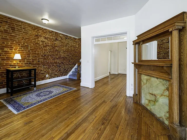 145 Thomas St NW — Photo 3