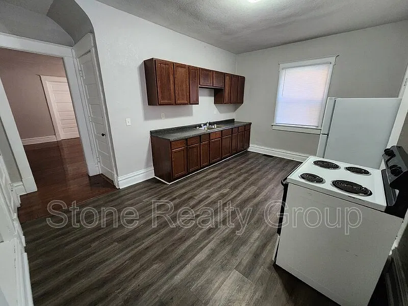 4 bed, 2.0 bath, 1800 sqft, $1,000 — Photo 3