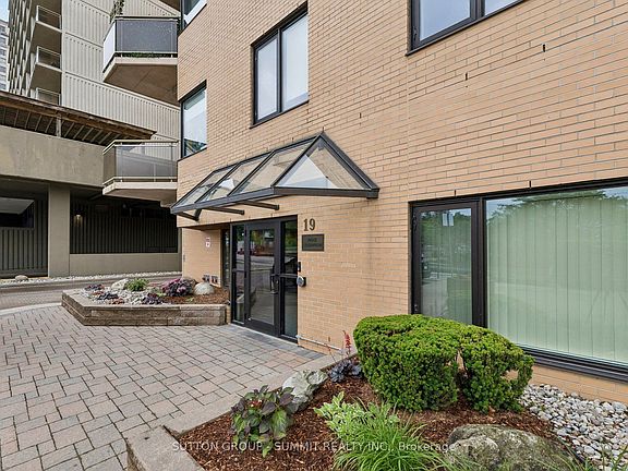 4th image of 19 King St #1102