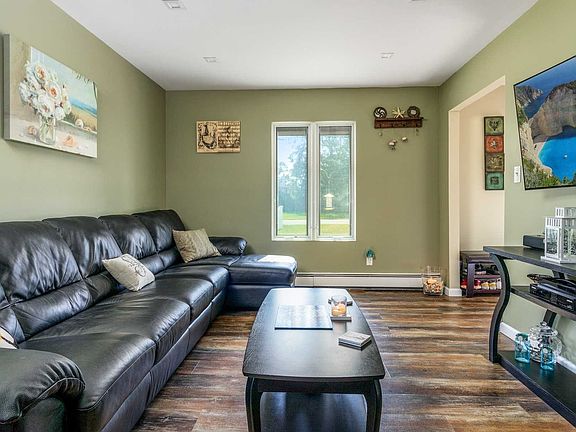5th image of 33 Holly Ln