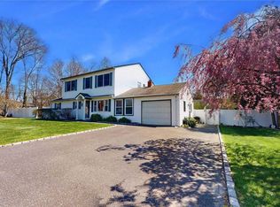 29 Artist Dr, Middle Island, NY 11953