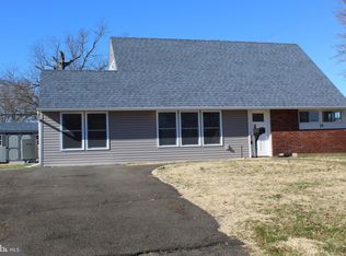 39 Jonquil Ln, Levittown, PA 19055