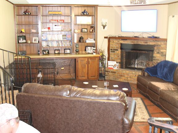 4th image of 111 Camelia Ave