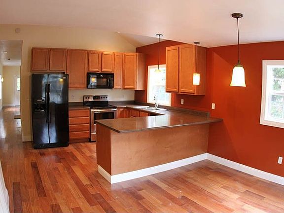2nd image of 925 Woodlawn Ave