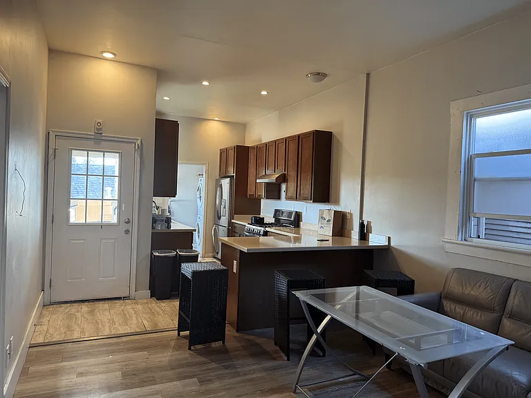 2533-2535 Filbert St — Photo 3