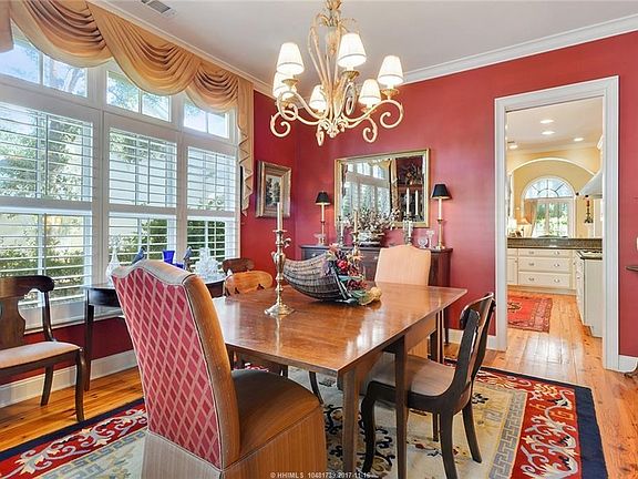 Beautiful Formal dining room great for entertaining and holidays!