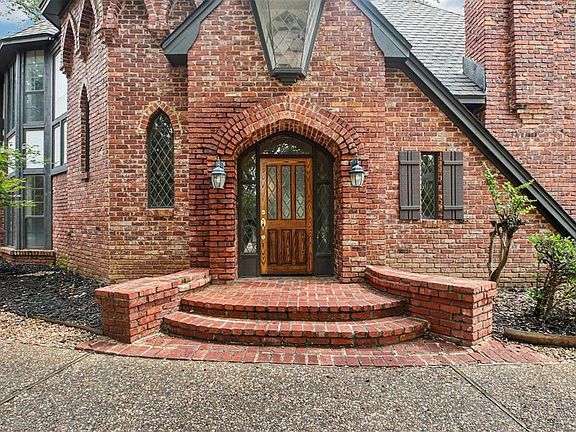 3rd image of 2821 Castlewood Dr