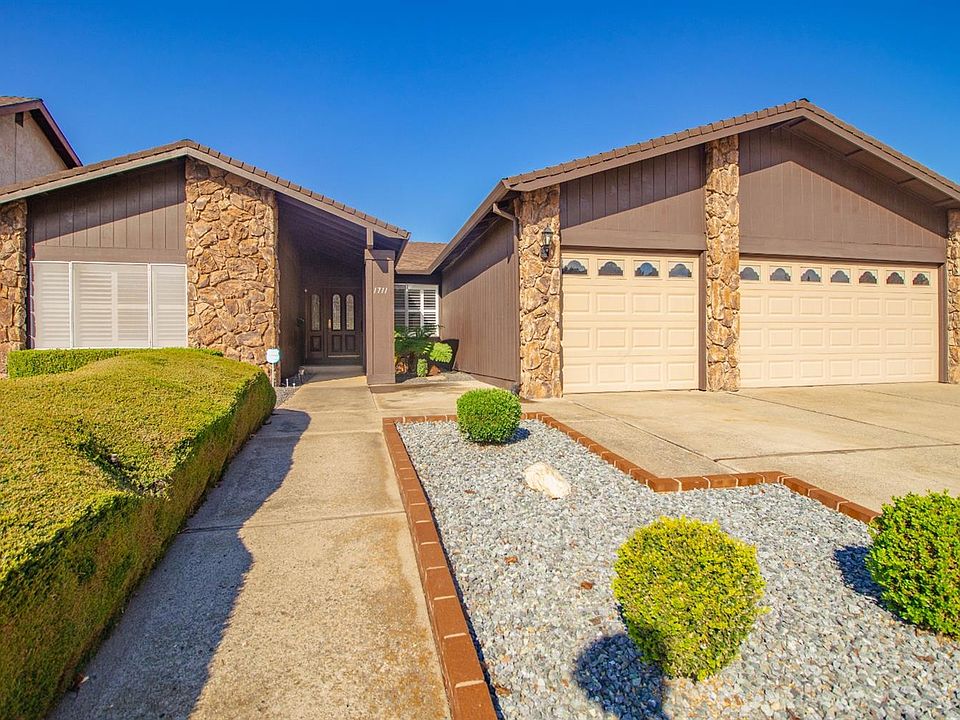 1st image of 1711 Oakwood Dr