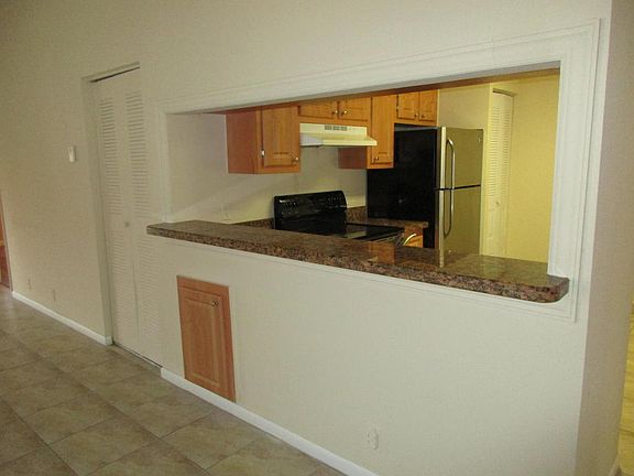 3rd image of 1183 The Pointe Dr