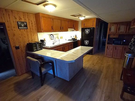 2nd image of 3981 Leonard St