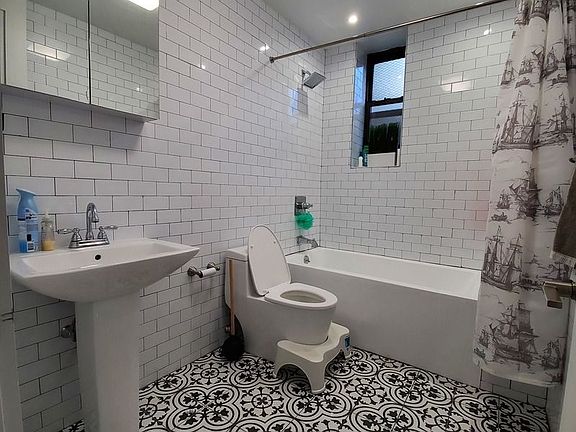 4th image of 1176 President St #22