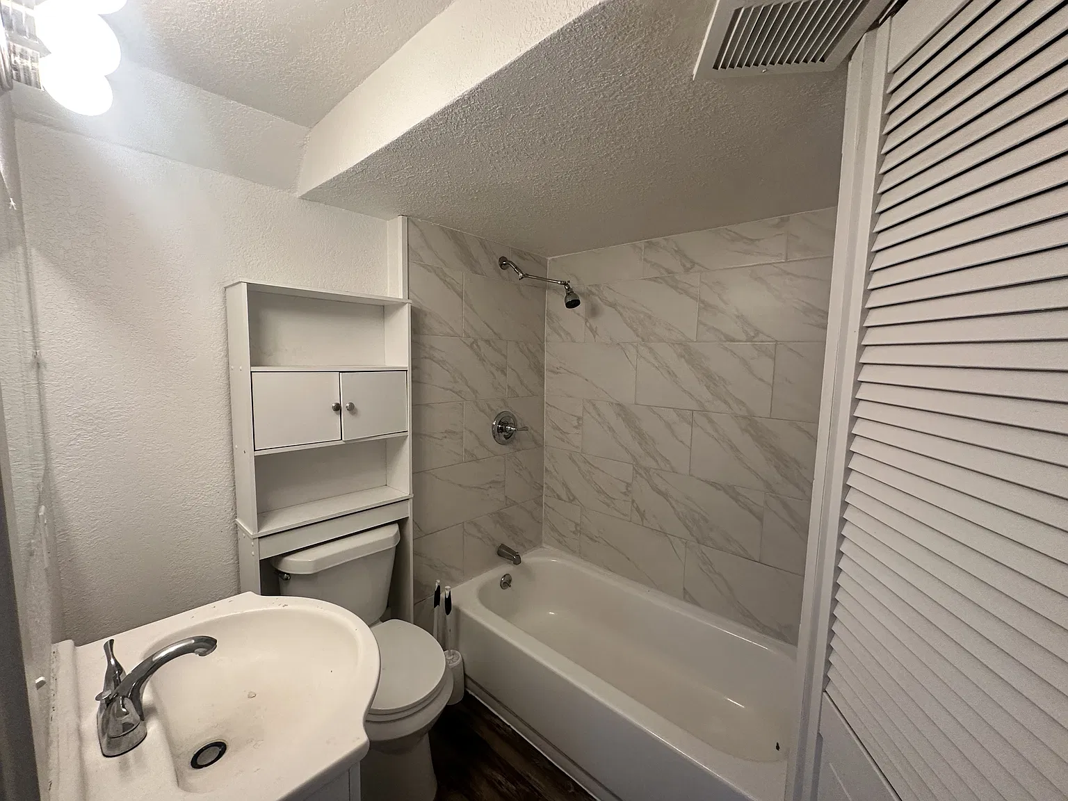 4640 South Acoma Street - B — Photo 2