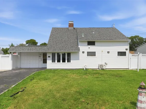 63 Blacksmith Rd, Levittown, NY 11756